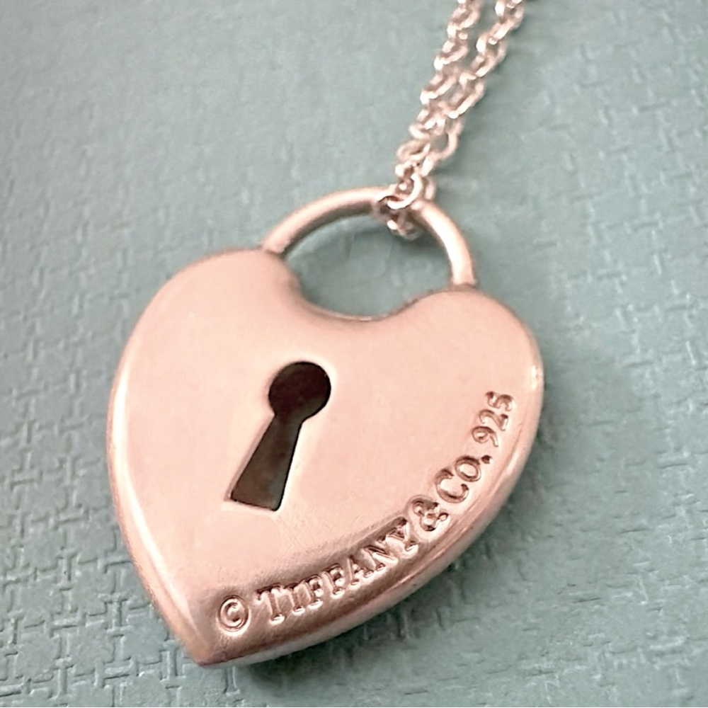 Tiffany & Co. Vintage 925 Ster. Silver Medium Keyhole Heart Lock Necklace 22mm - Picture 2 of 8